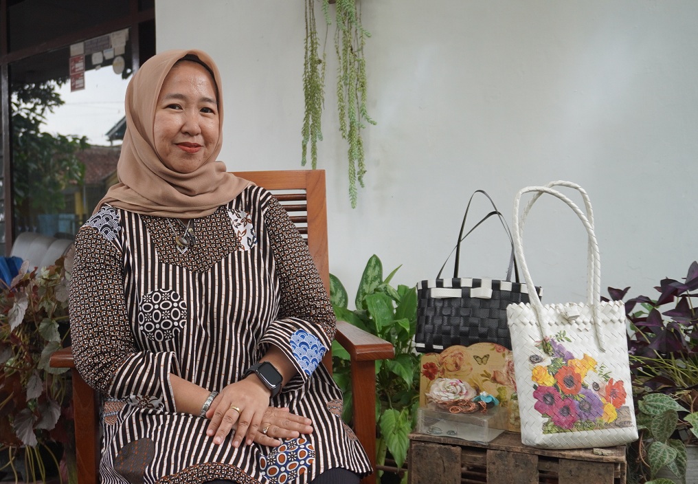 Inframe: Cerita Rakhma Kartika, Pendiri Komunitas Kriya Jember Tularkan Ilmu Kerajinan Tangan