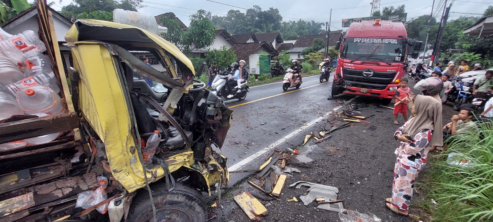Kecelakaan Beruntun di Mayang Jember Libatkan Empat Kendaraan, Sopir Truk Terjepit