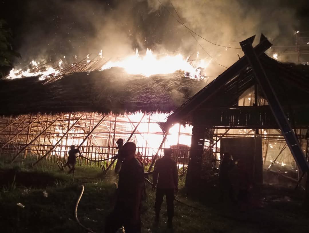 Terdengar Suara Ledakan, Gudang Tembakau di Sebelah Rumah Warga Ajung Terbakar