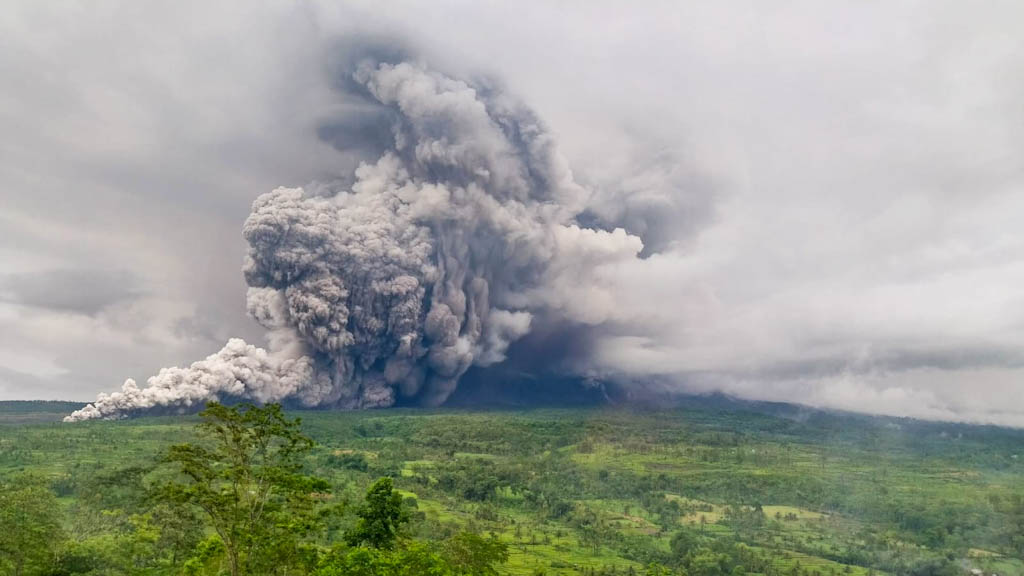 Gunung Semeru Erupsi Hari Ini, Jarak Luncur Awan Panas Lebih dari 5 Kilometer