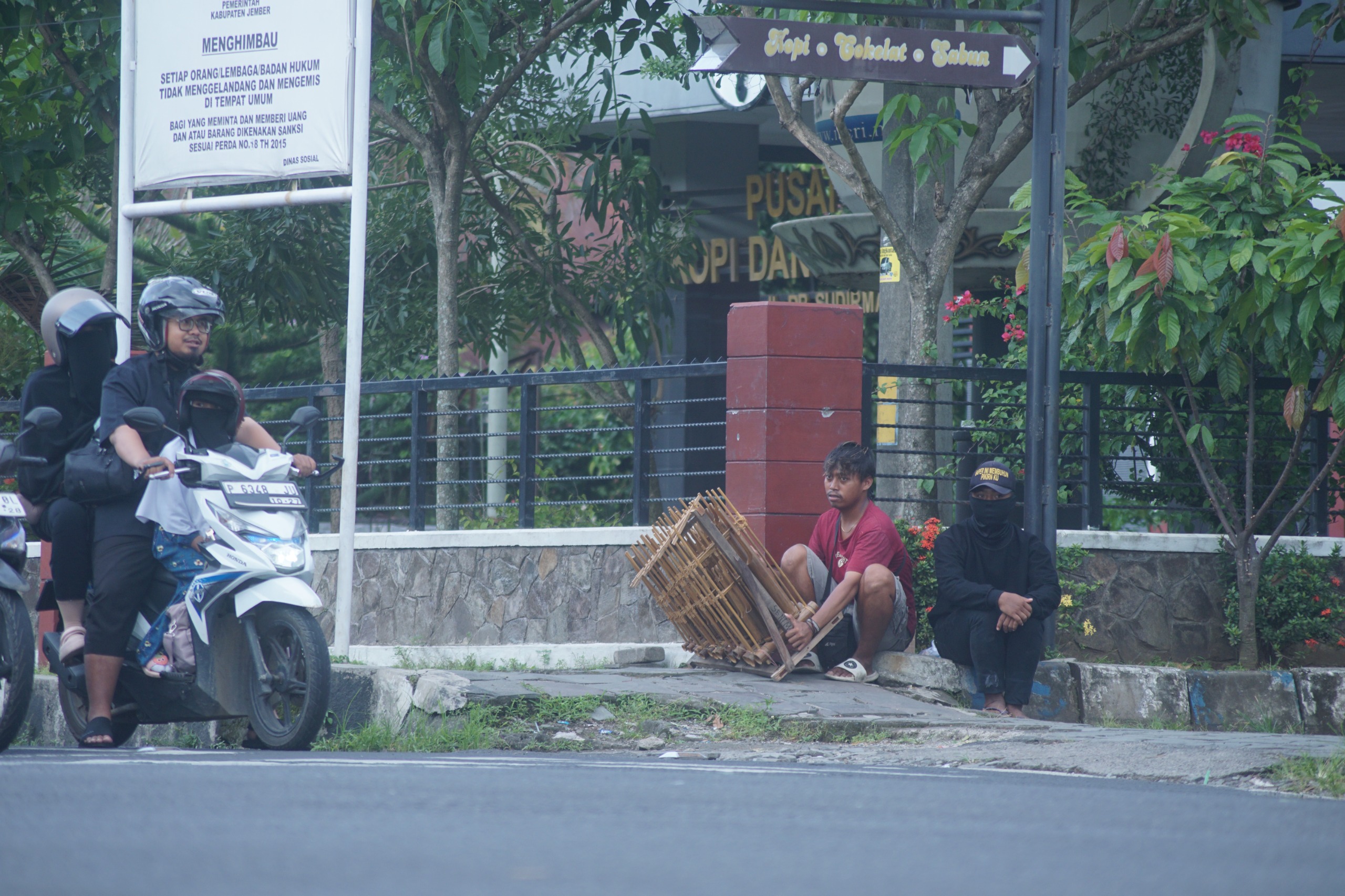 Pengamen dan Badut Tetap Berkeliaran di Lampu Merah Jember, Penertiban Belum Maksimal
