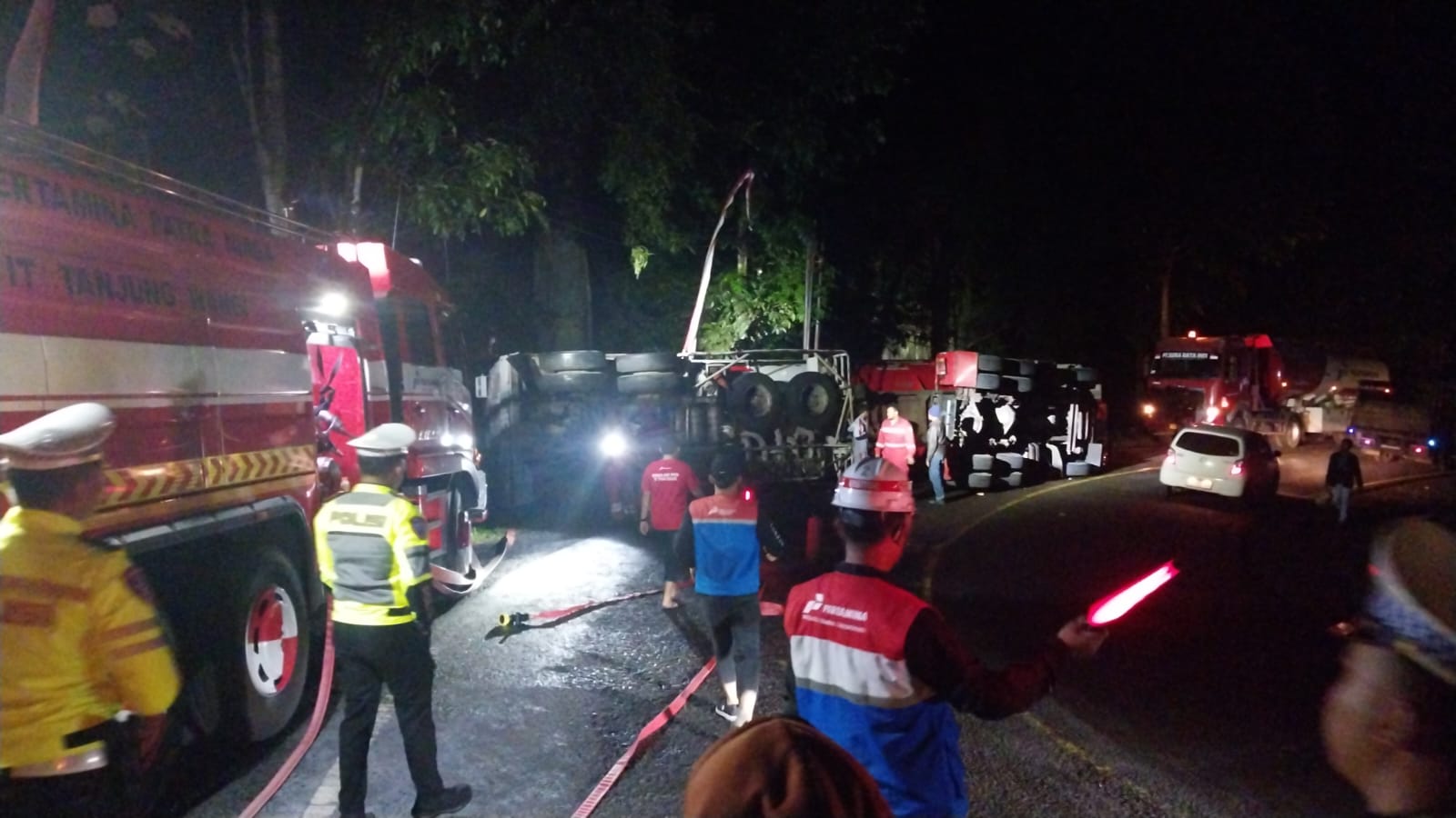 Truk Tangki Pertamina Terguling di Jalur Gumitir Jember-Banyuwangi, Solar Tumpah ke Jalan