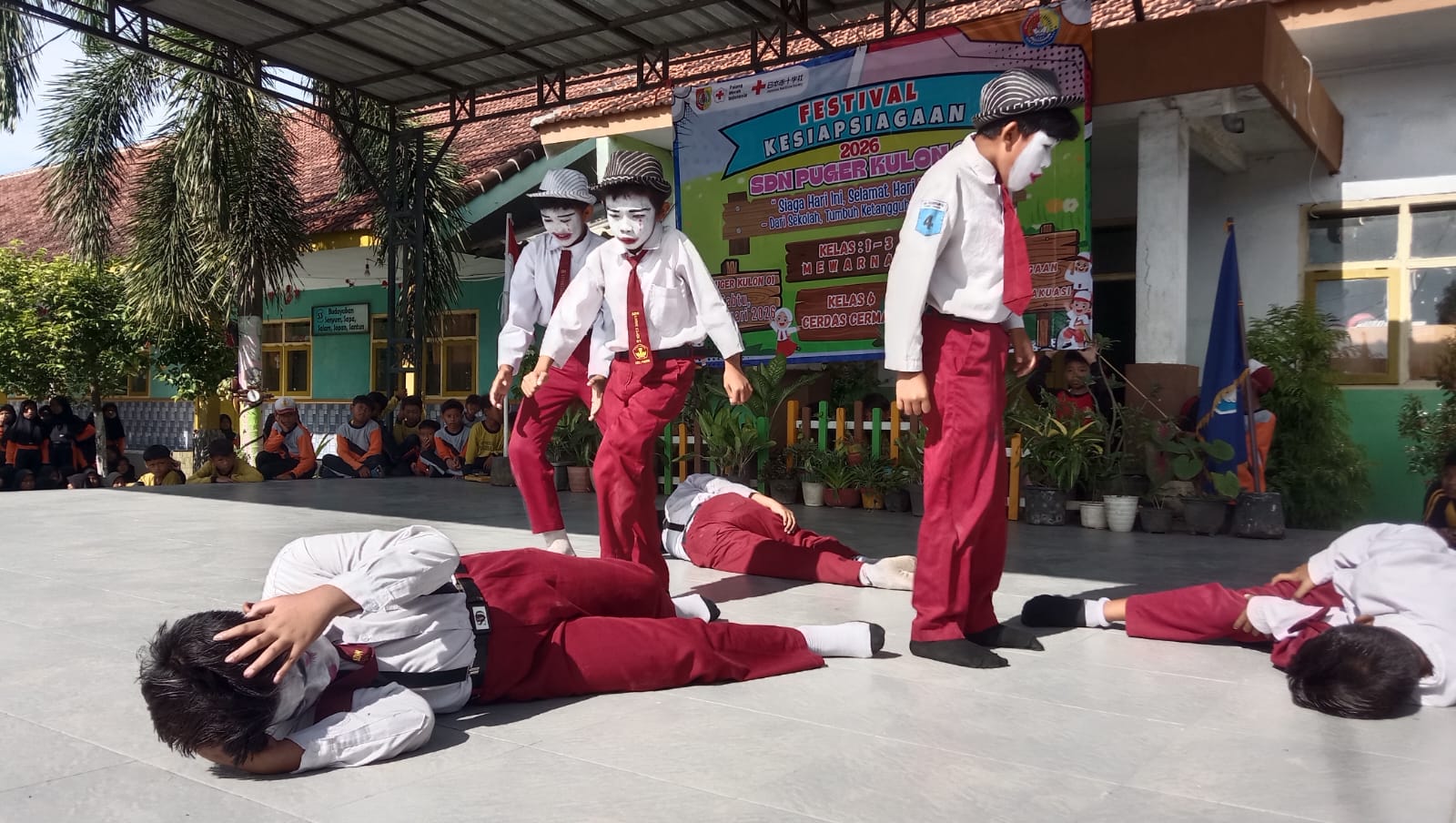Pantomim Siaga Gempa Jadi Sorotan Festival Kesiapsiagaan SDN Puger Kulon 01 Jember
