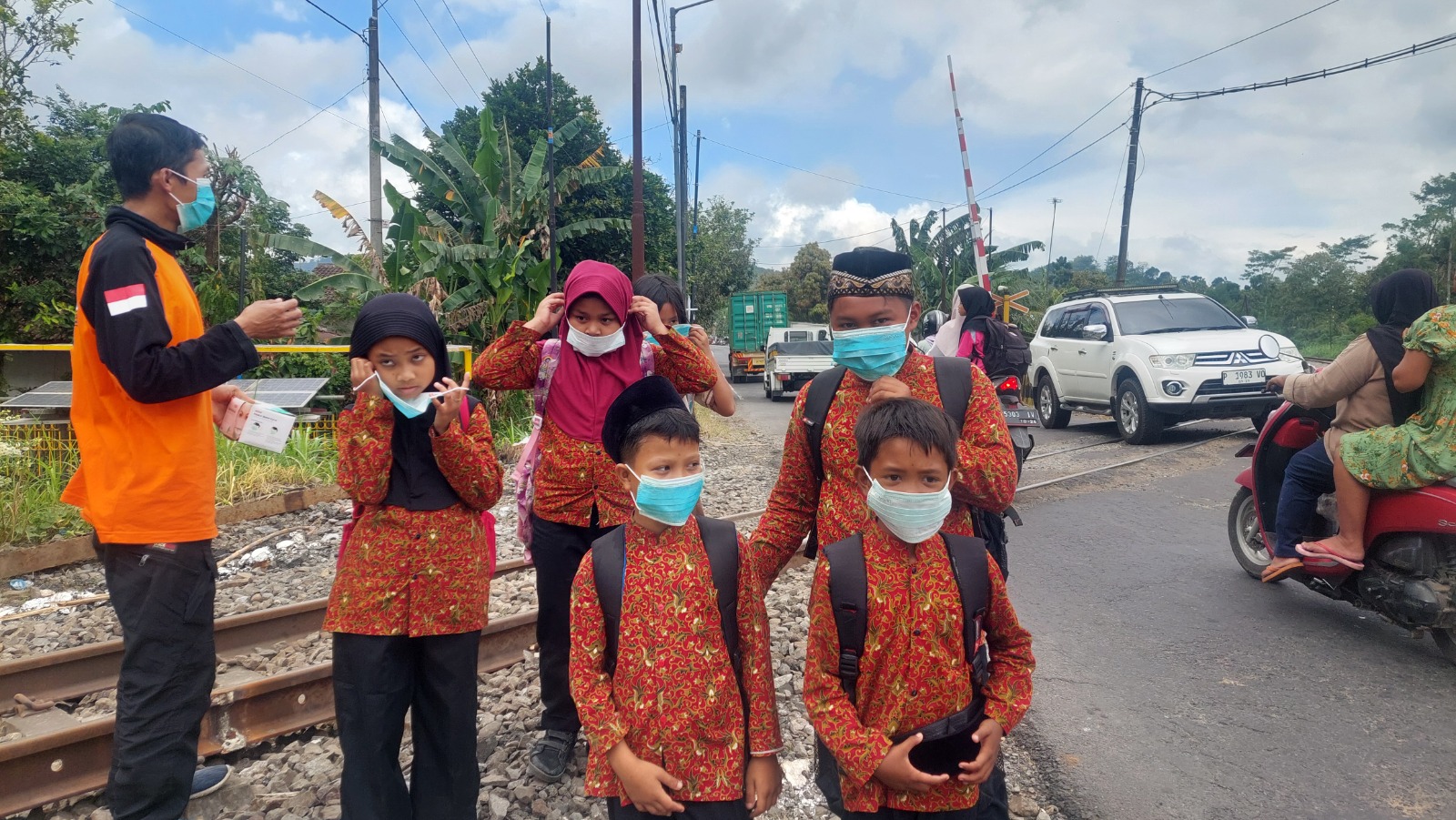 Gunung Raung Erupsi, BPBD Jember Bagikan Masker Gratis kepada Masyarakat