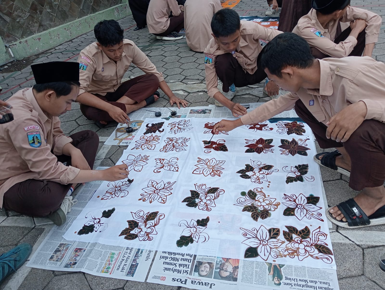 Tanamkan Cinta Budaya, Siswa MA Darus Sholah Jember Asah Kreativitas Lewat Membatik