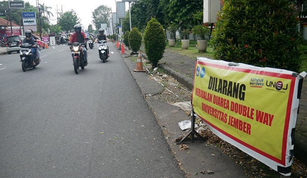 Wajah Kumuh Lingkar Kampus Jember, PKL Harus Segera Direlokasi!