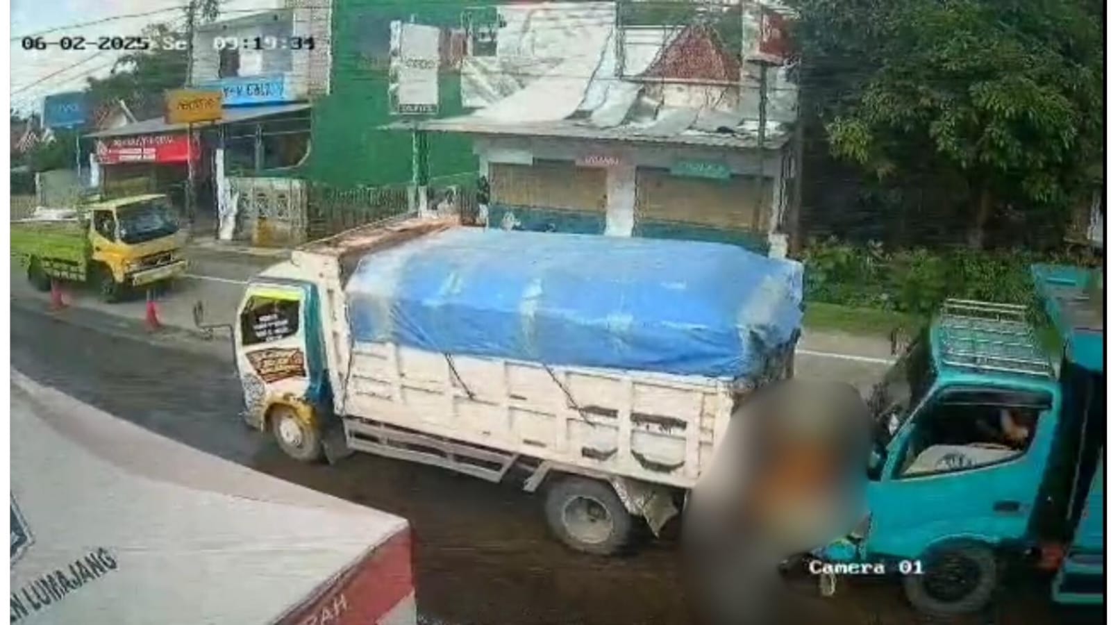Kronologi Lengkap Sepeda Motor Tertabrak dan Terhimpit Truk Pasir di Candipuro Lumajang